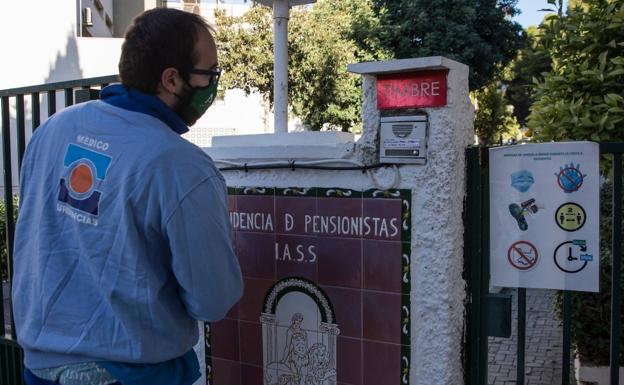 Imagen principal - Llegada de los sanitarios a la residencia de El Palo, arriba. Sobre estas líneas, la nieta de uno de los residentes que iban a ser vacunados y Enrique Vargas, gerente del distrito sanitario de Málaga