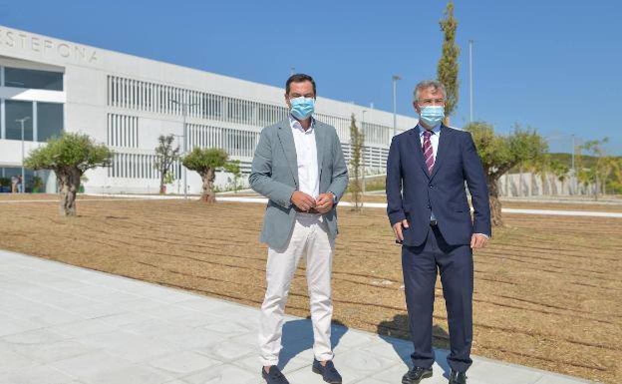 Juanma Moreno junto al alcalde, José María García Urbano, en su visita al hospital durante el pasado mes de agosto. 