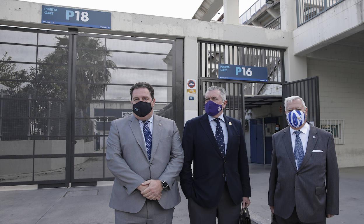 Jesús Burgos, Francisco Valverde y Antonio Aguilera, representantes de la APA, a las puertas del estadio. 