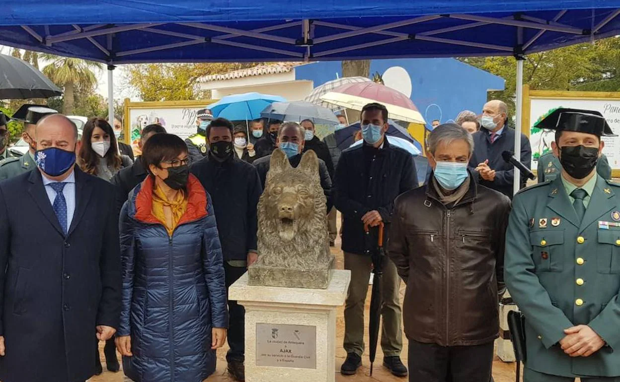 María Gámez, junto al alcalde de Antequera y otras autoridades en la inauguración del monumento. 