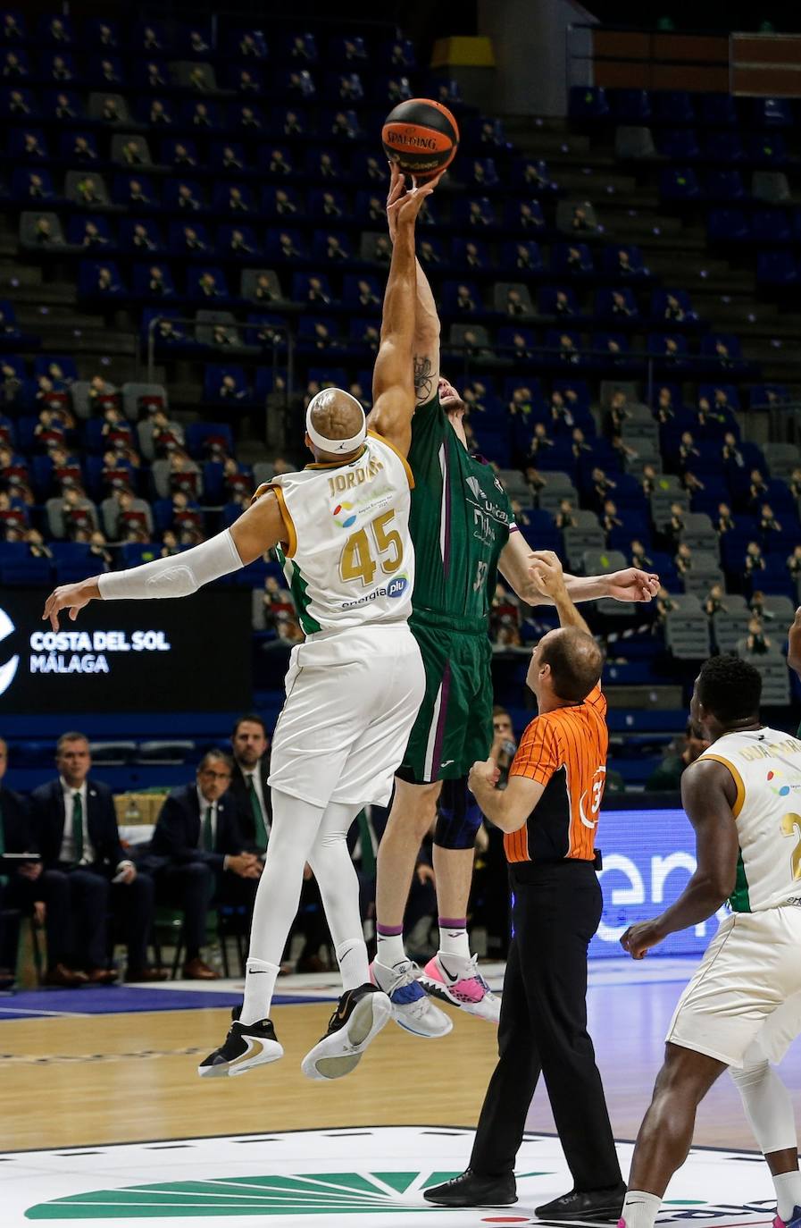 El Unicaja pierde en casa con el Betis en la prórroga. 