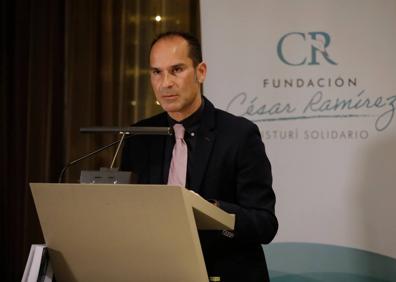 Imagen secundaria 1 - Algunos momentos de la presentación del libro. 