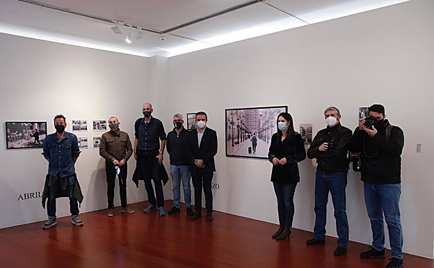 Foto de familia con algunos de los fotógrafos que exponen, con Daniel Pérez y Noelia Losada.