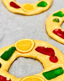Imagen secundaria 2 - Imágenes del roscón de Reyes con masa madre de semilla de olivo antes de pasar por el horno. A partir del 4 de enero se podrán comprar en la panadería Peinado