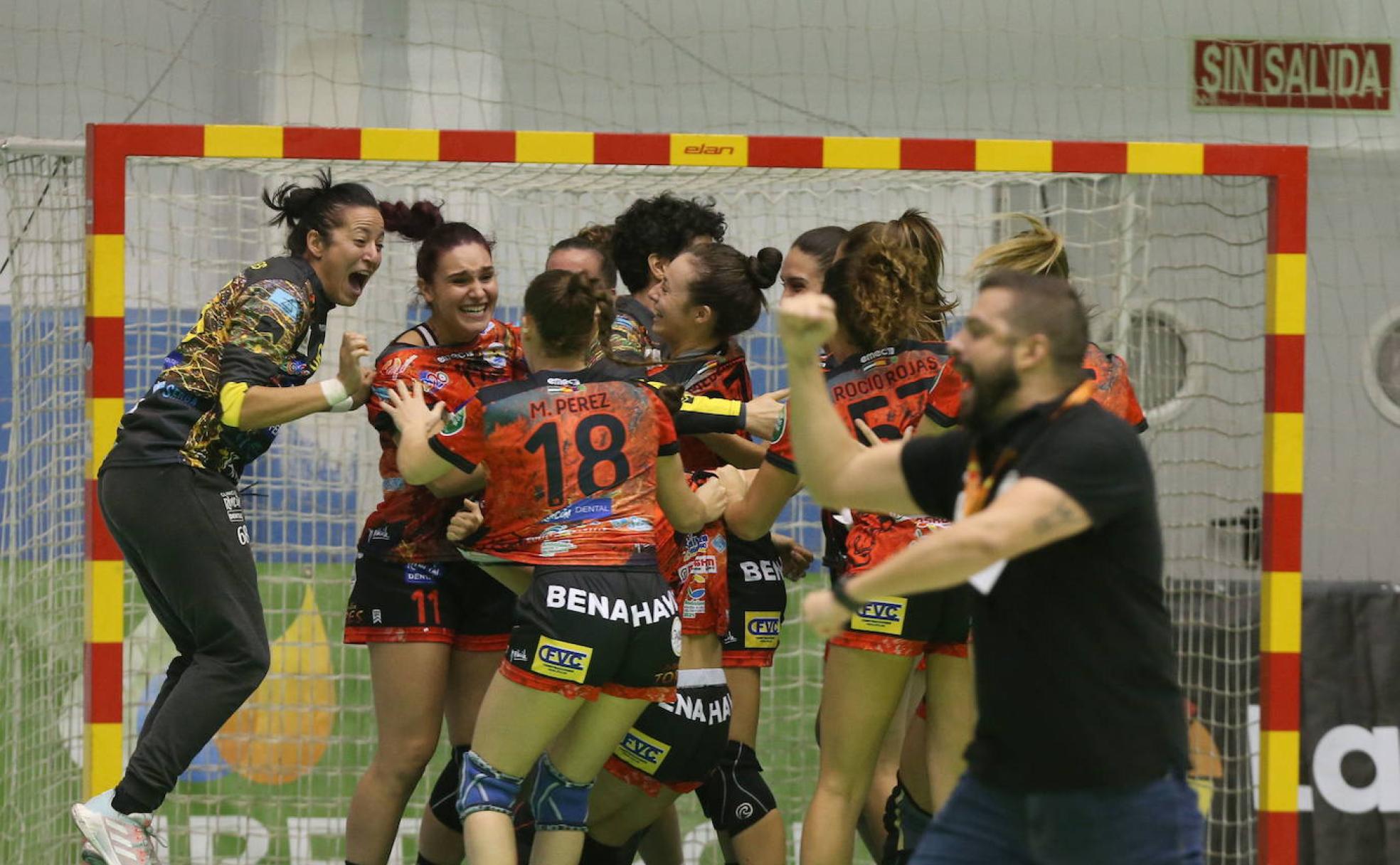 Júbilo. Las jugadoras del Rincón Fertilidad y su entrenador, en primer plano, tras ganar la Supercopa al Bera Bera. /SALVADOR SALAS