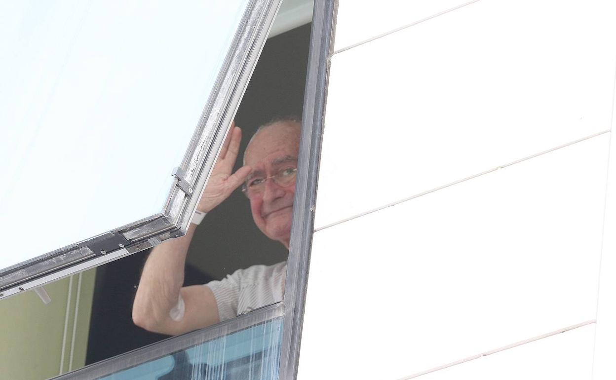 Francisco de la Torre saluda desde la habitación de CHIP, donde estuvo ingresado. / SALVADOR SALAS