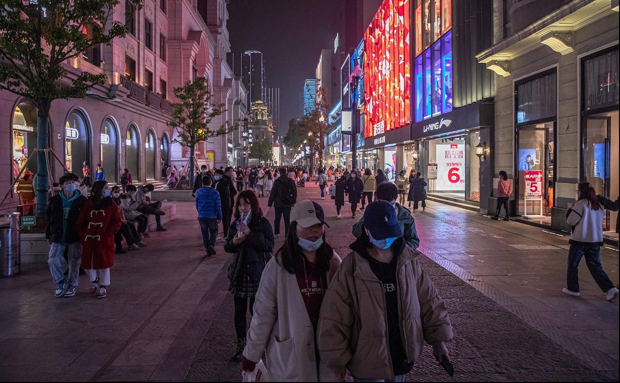 Una de las calles comerciales de Wuhan. 