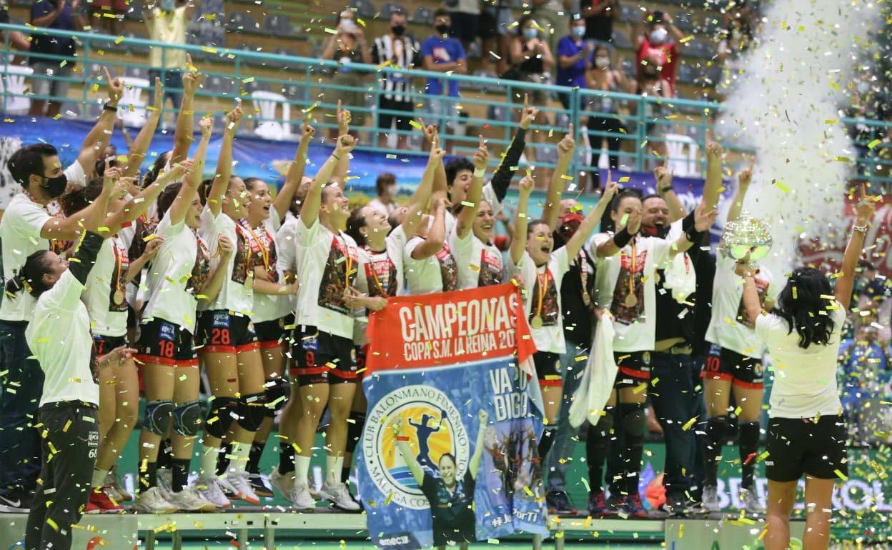 La plantilla del Rincón Fertilidad celebra el título de la Copa de la Reina en Alhaurín de la Torre. 