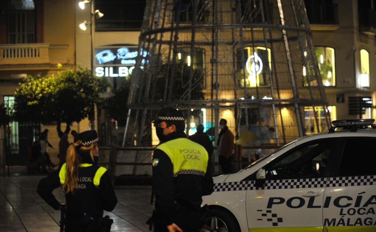 Agentes de la Policía Local durante esta Nochevieja, en el Centro.