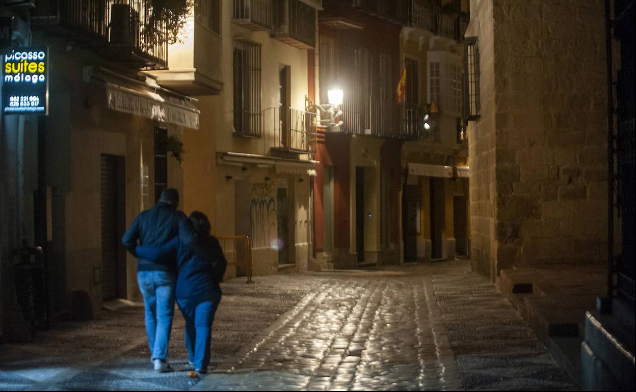 Ciudadanos vuelven a sus casas antes del toque de queda.