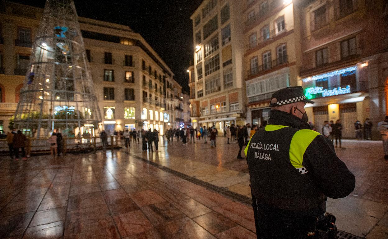 Un agente de la Policía Local, la pasada Nochevieja en Málaga capital.