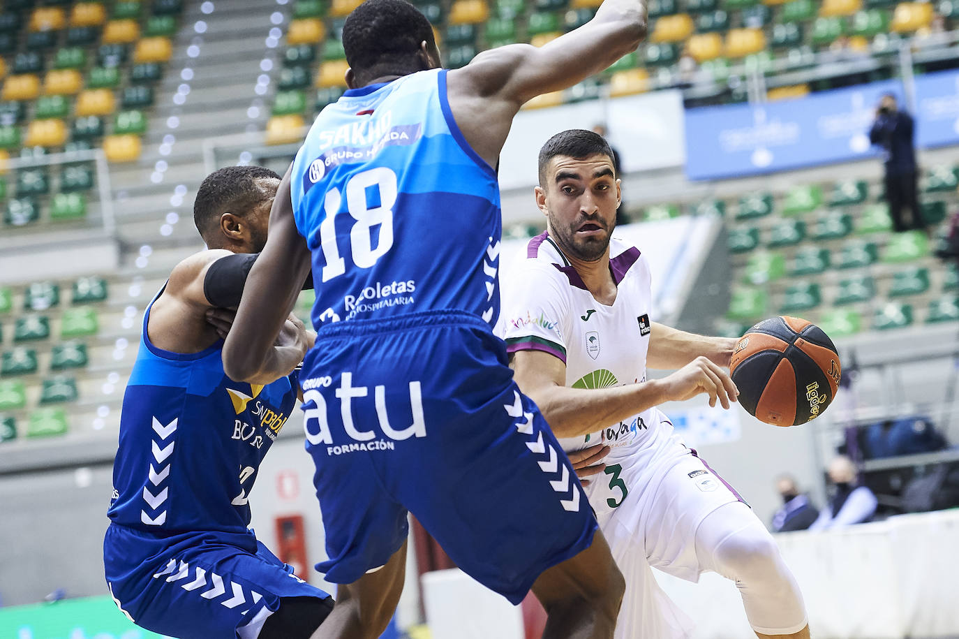 El Unicaja vuelve a tirar otra victoria en la prórroga