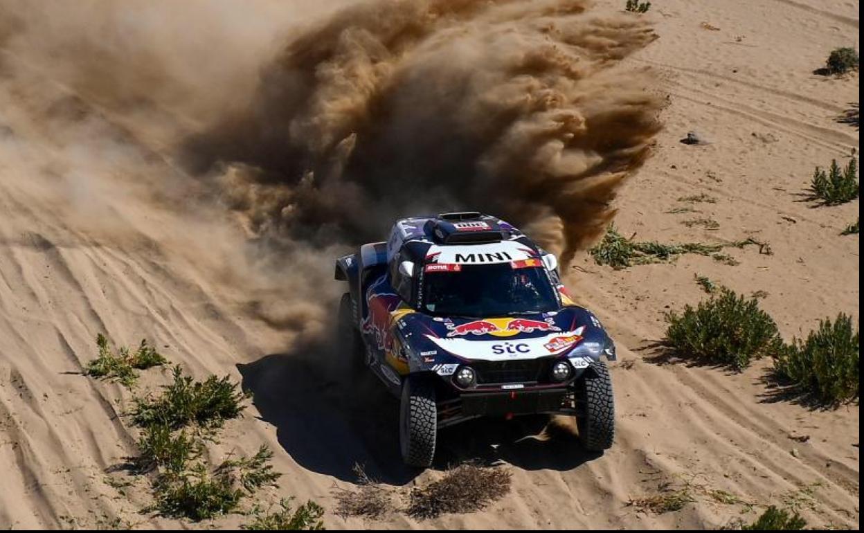 El coche de Carlos Sainz, durante la primera etapa del Dakar. 