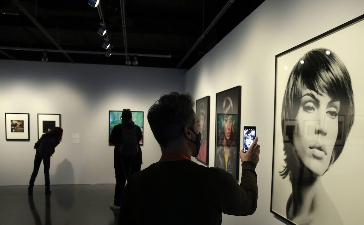 Visitantes a la exposición temporal del Centro Pompidou 'Dar la cara. El retrato incierto', que se exhibe actualmente en las salas del Muelle Uno. 