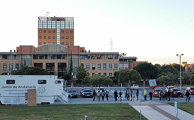 Dos equipos móviles de la Junta se han instalado en el aparcamiento del campus de Teatinos. 