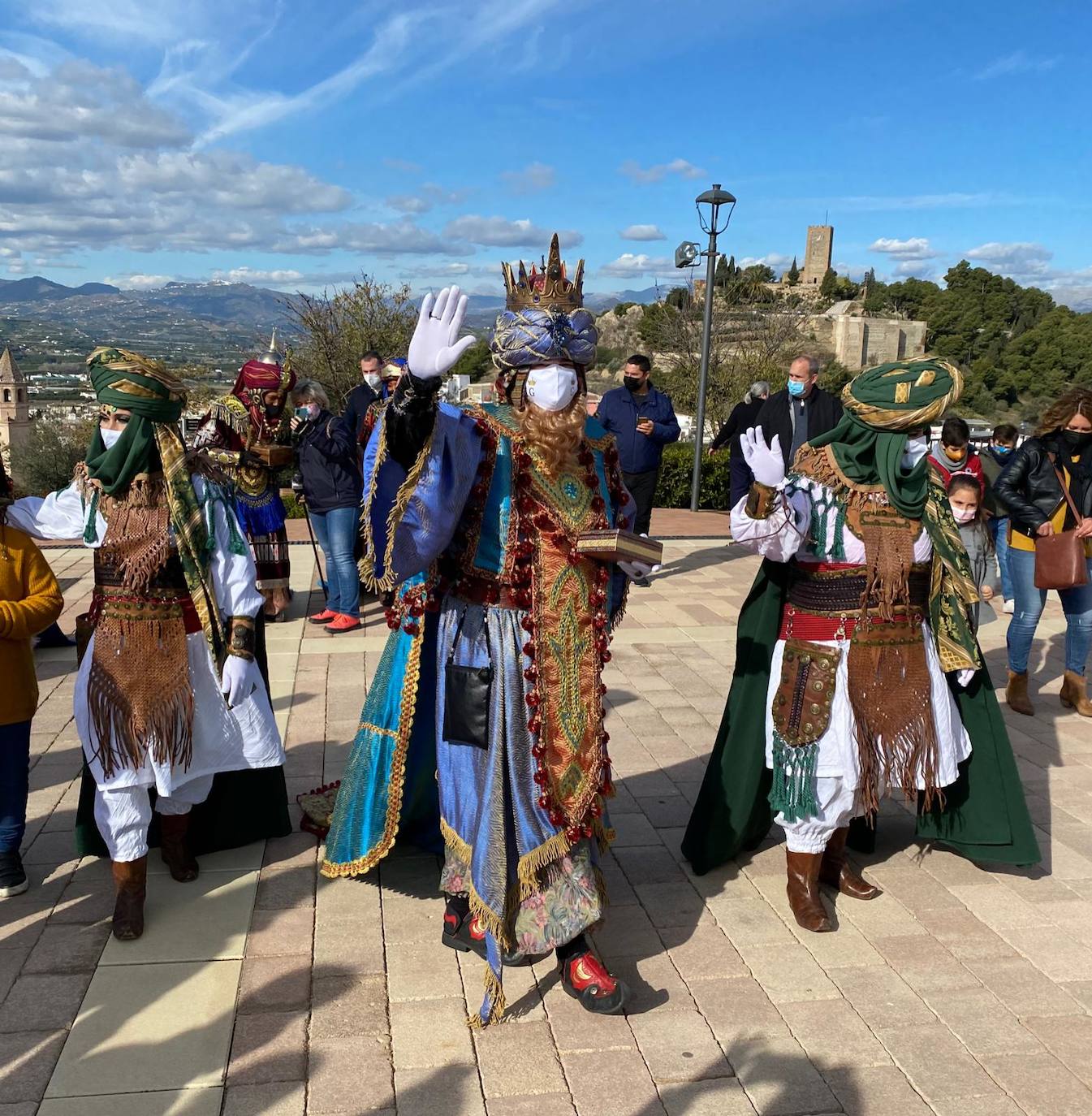 Los Reyes Magos visitan a los niños de Vélez-Málaga