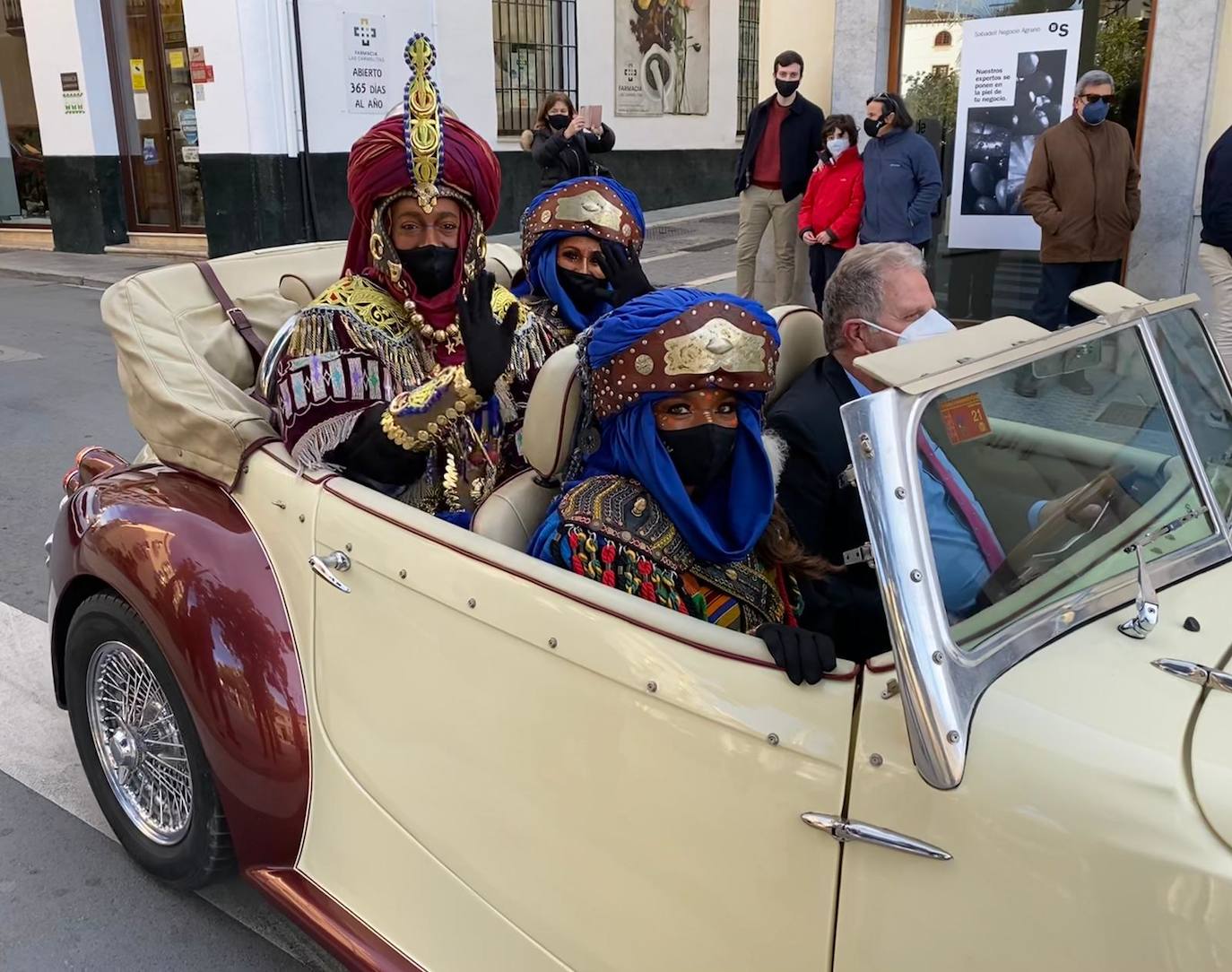 Los Reyes Magos visitan a los niños de Vélez-Málaga