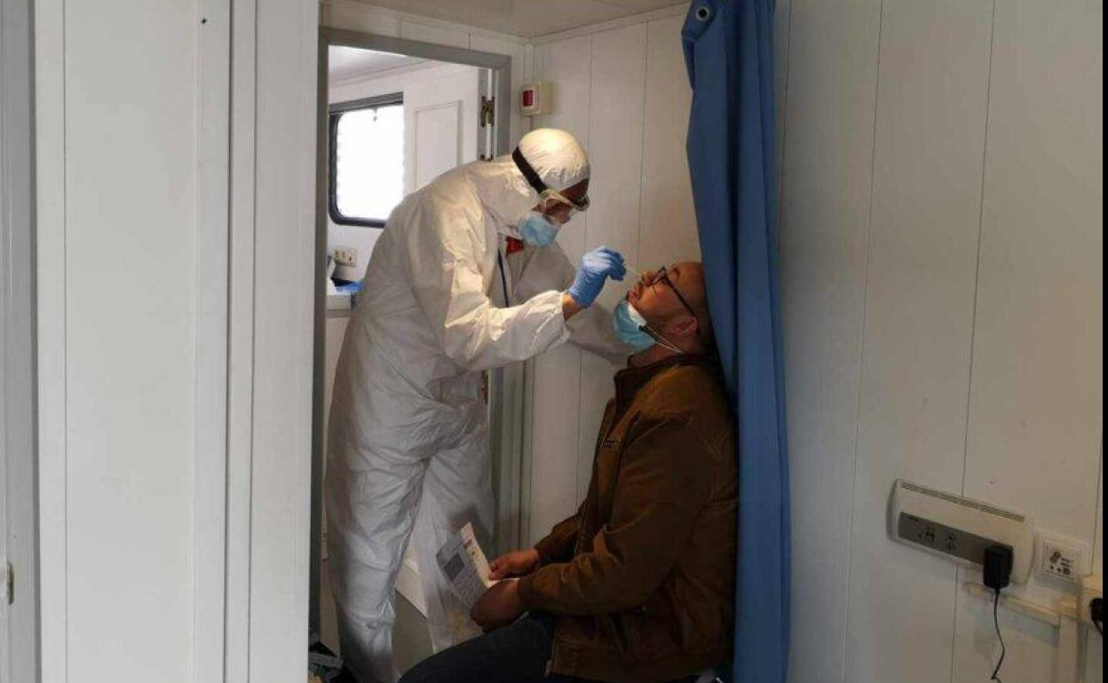 Un vecino haciéndose una PCR. 