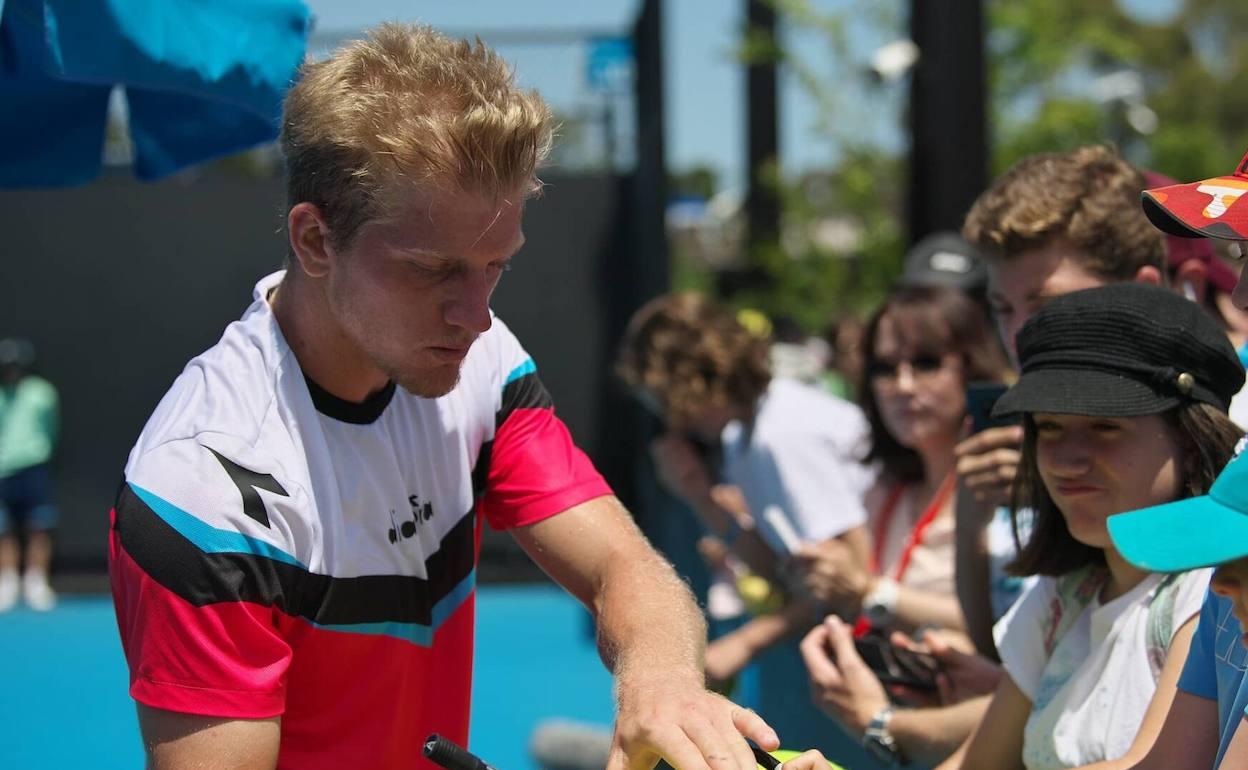 El malagueño Alejandro Davidovich firma autógrafos a sus seguidores en un torneo de la pasada campaña. 