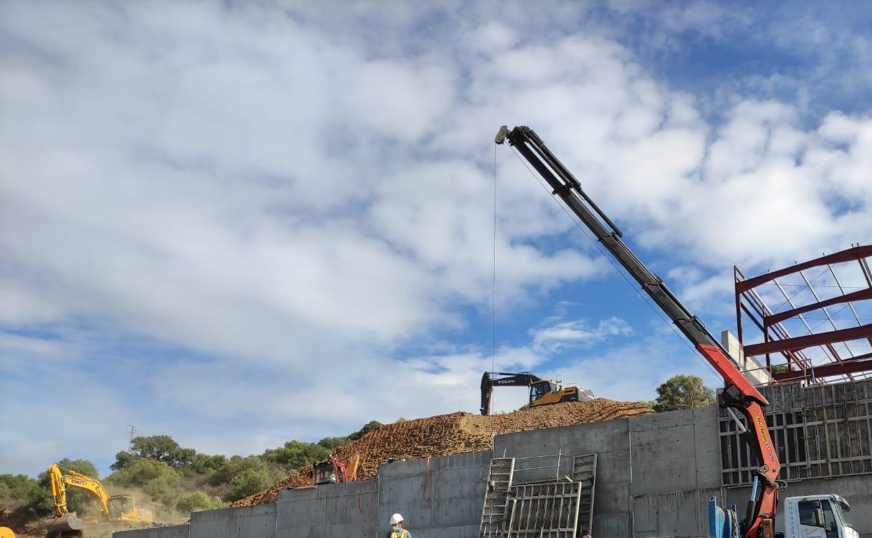 La nave se encuentra situada en el polígono La Torre del municipio costasoleño