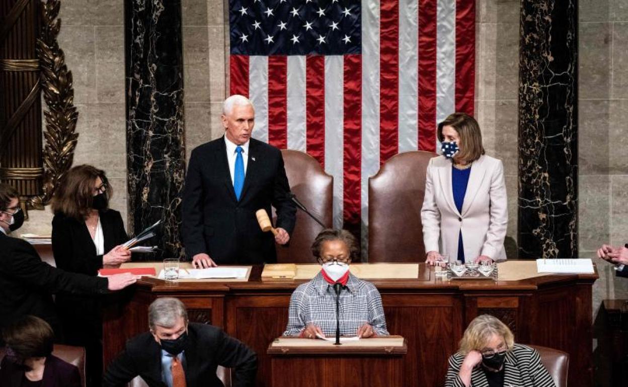 El vicepresidente Mike Pence y la presidenta de la Cámara de Representantes, Nancy Pelosi, presiden la sesión conjunta del Congreso 