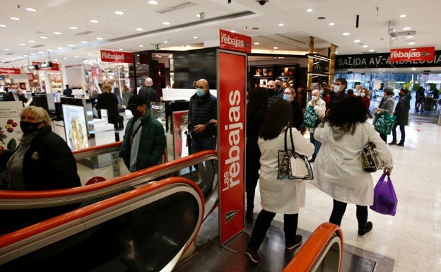 El Corte Inglés ha estrenado este jueves las rebajas. 