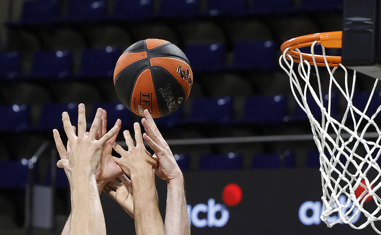 Los brazos de varios jugadores peleando por el rebote en un partido de la Liga Endesa. 