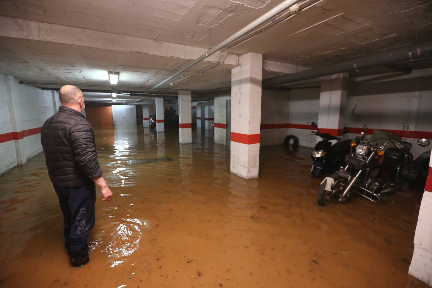 Garaje inundado en Alhaurín de la Torre. 