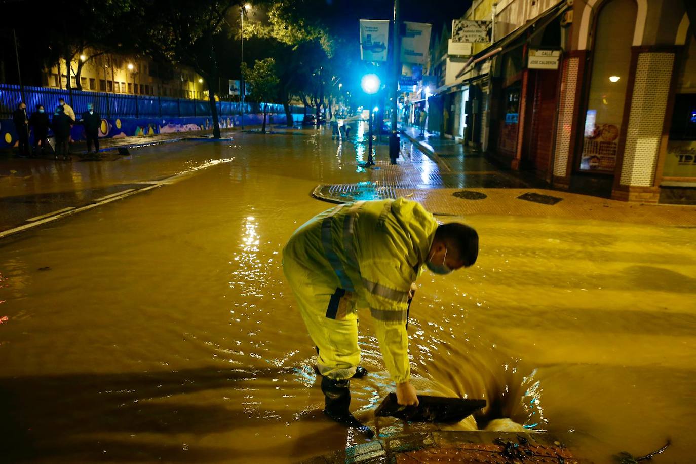 Un operario revisando alcantarillas en Campanillas este viernes por la noche. 