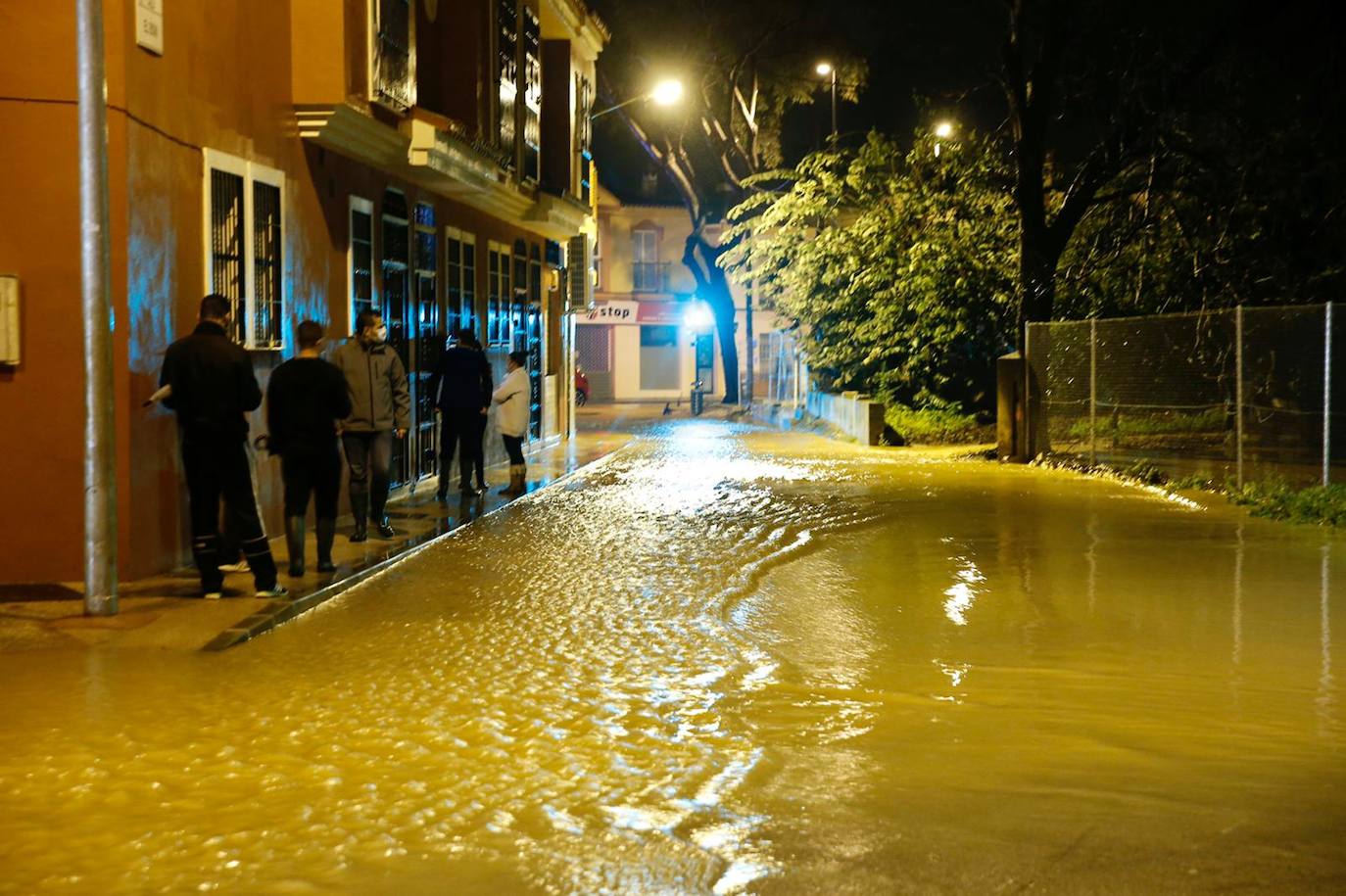 Calles anegadas de agua en Campanillas. 