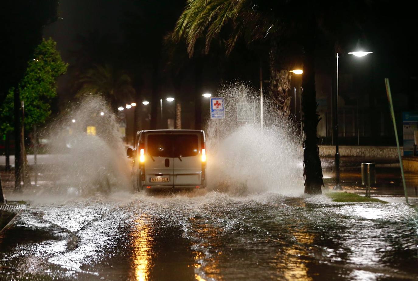 Agua acumulada en Los Álamos este viernes por la noche. 