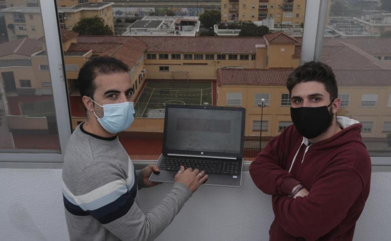 Francisco Javier Gutiérrez, el director, y Ernesto Ternero, antiguo alumno que realiza las prácticas en el colegio, que se ve tras la ventana. 
