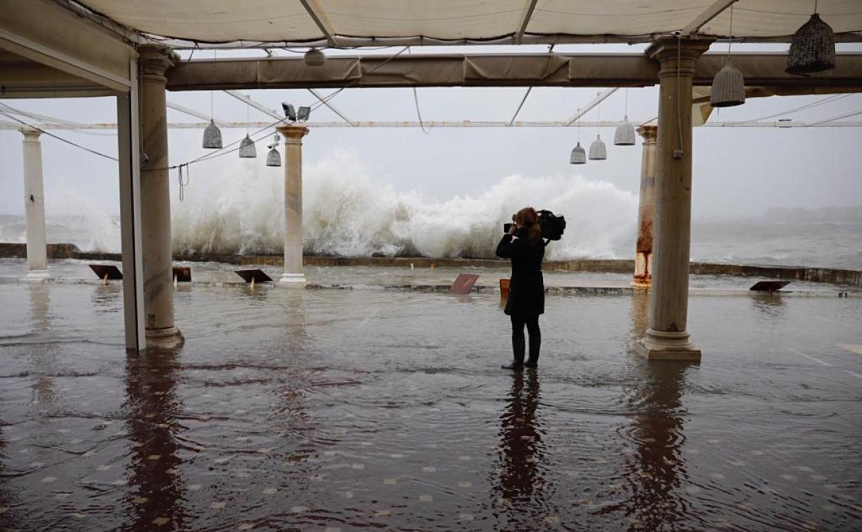 El balneario está de nuevo inundado, como siempre que azota un temporal de levante. 
