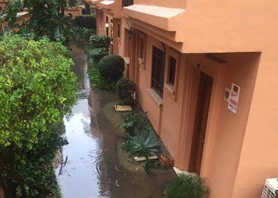 Imagen secundaria 1 - Las lluvias de más de 200 litros por metro cuadrado en Estepona causan inundaciones en varias zonas del municipio