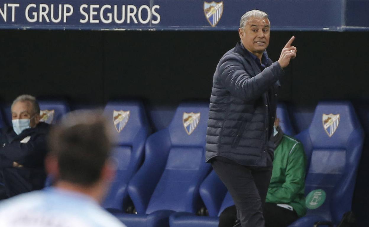 Pellicer, entrenador del Málaga, dirige desde la banda durante el Málaga-Oviedo.