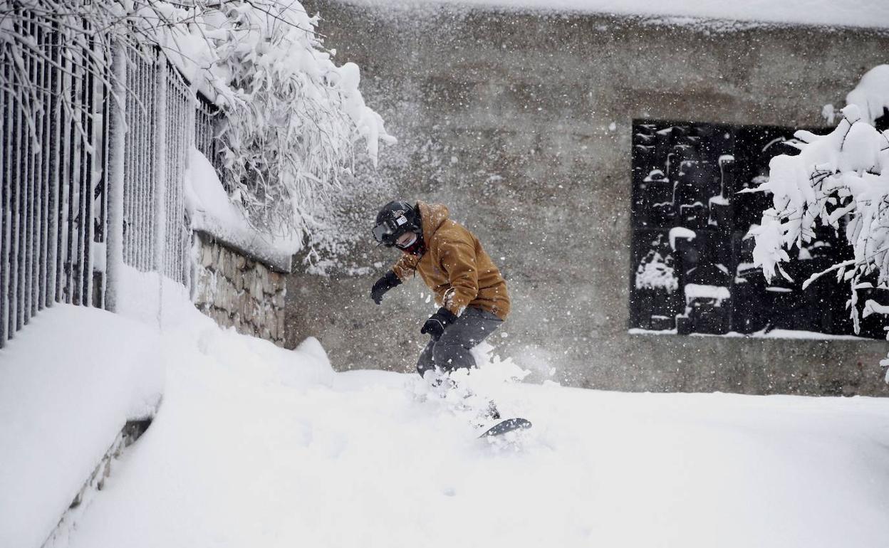 Un joven practica snowboard en Madrid.