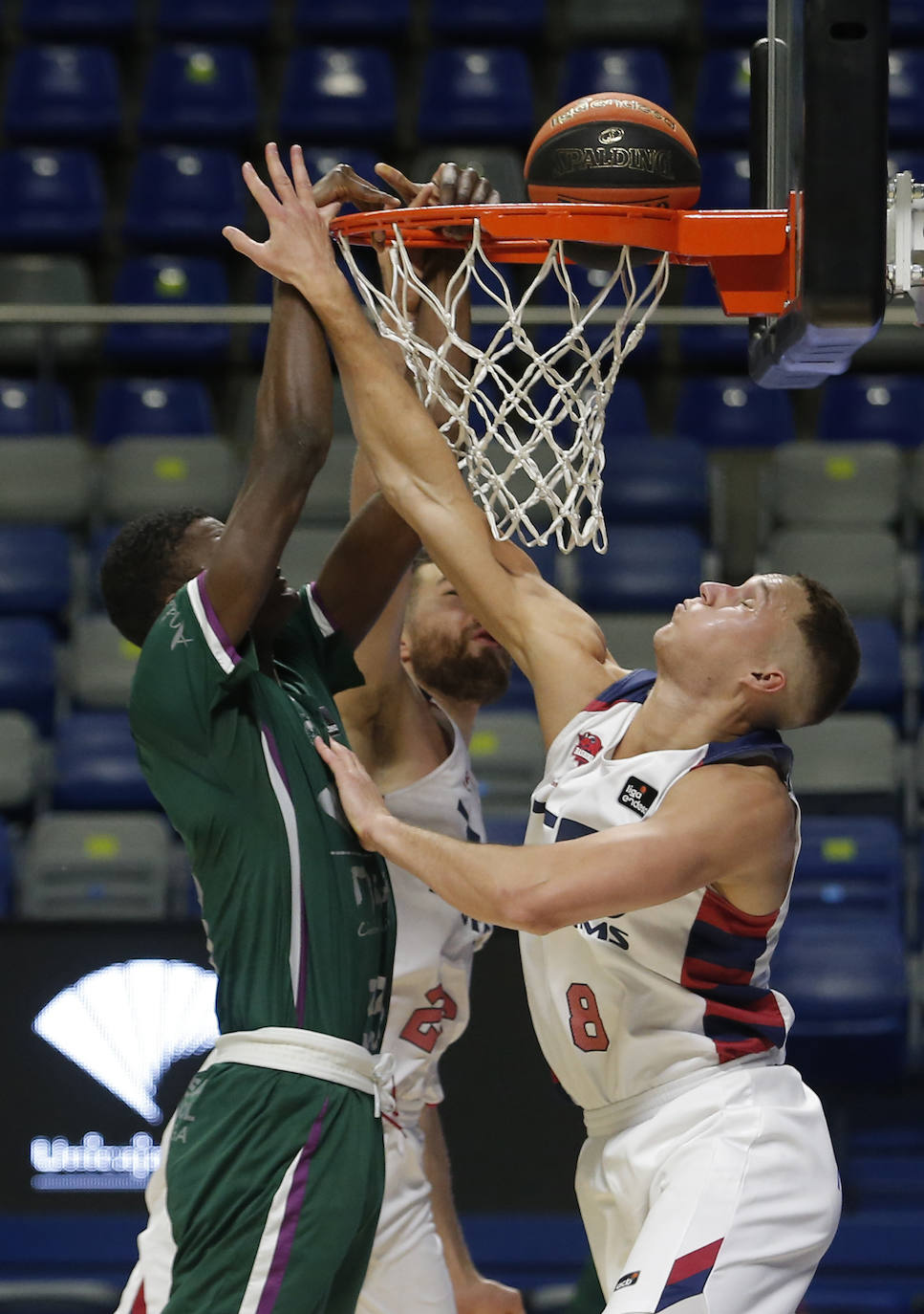 El Unicaja, derrotado en casa por el Baskonia. 