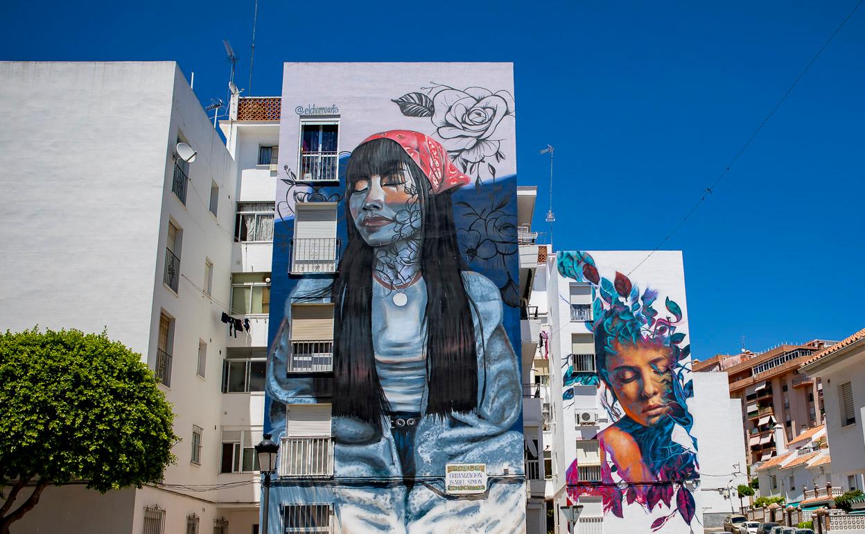 Dos de las muestras que forman parte de la Ruta de los Murales de la localidad. 