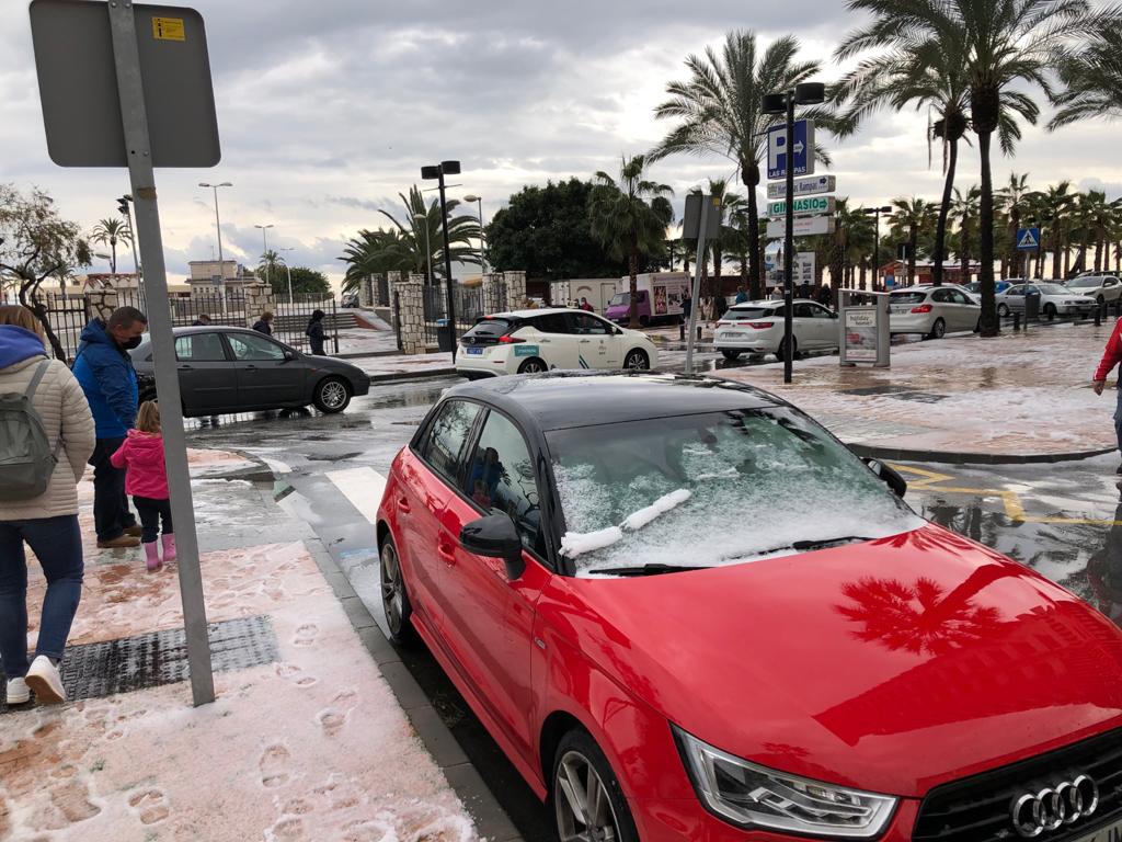 Diversos puntos del municipio de la Costa del Sol se han cubierto de blanco este domingo 