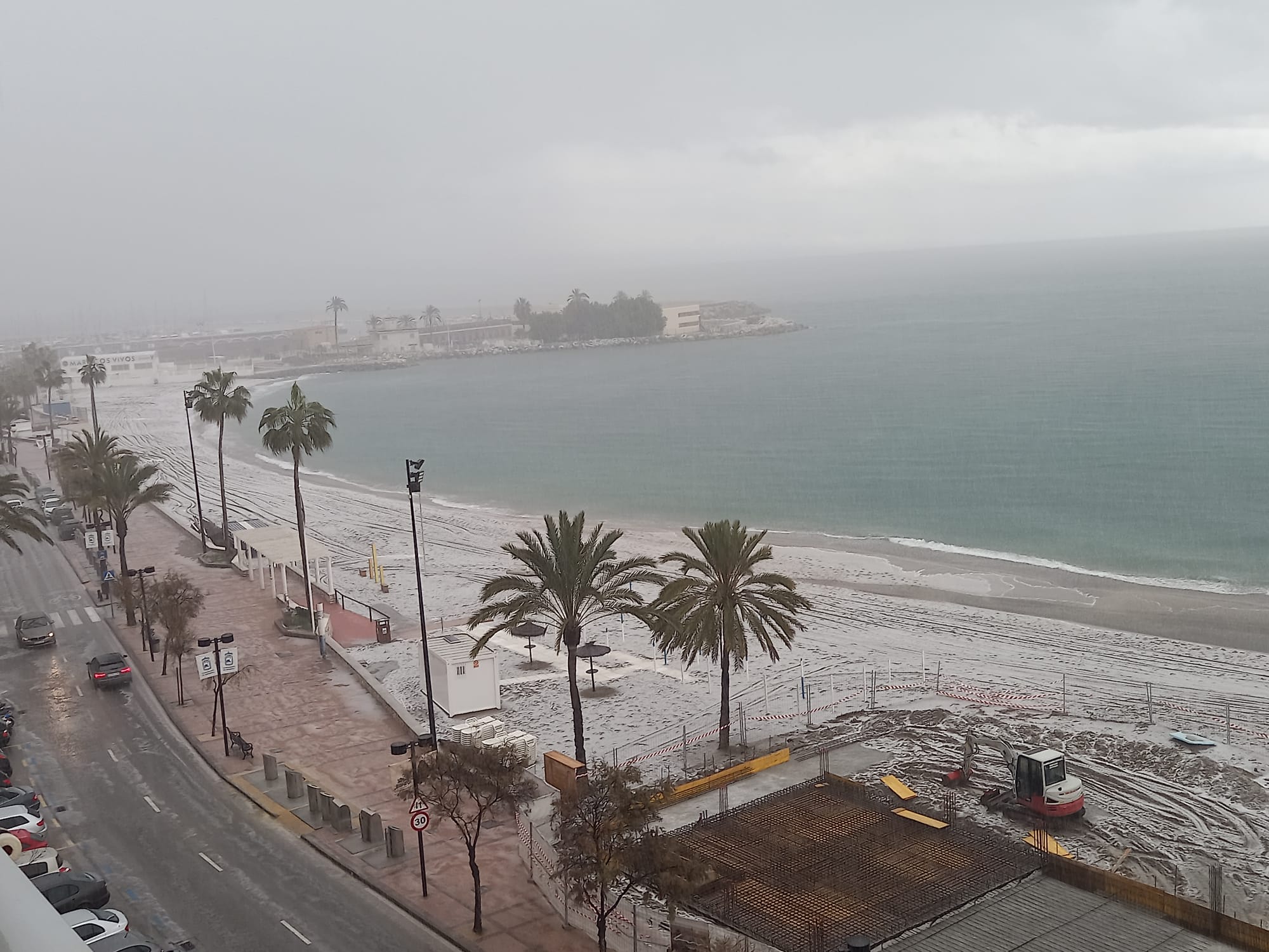 Diversos puntos del municipio de la Costa del Sol se han cubierto de blanco este domingo 