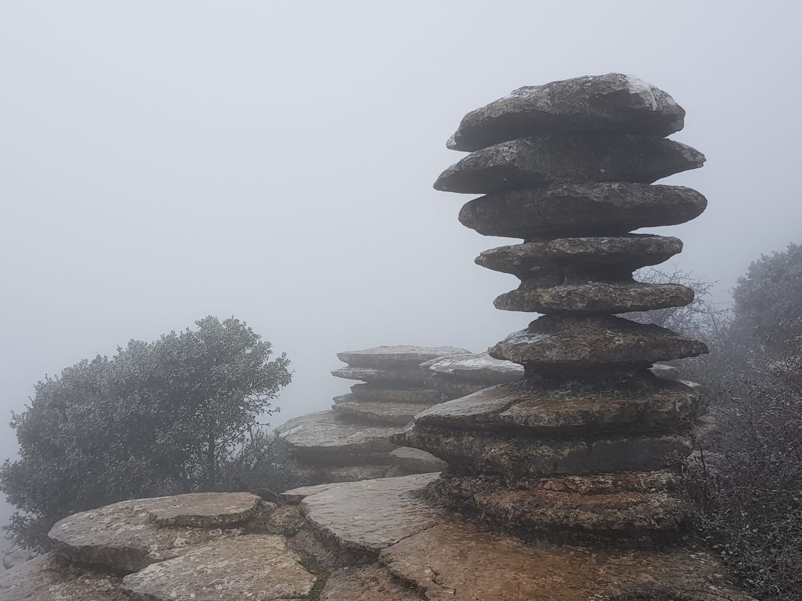 El Torcal de Antequera, bajo un manto blanco esta mañana.