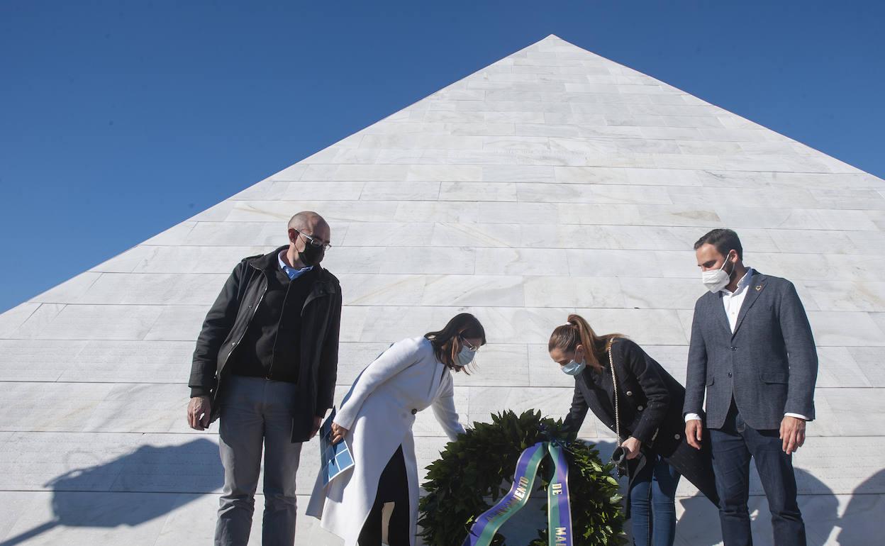 Eduardo Zorrilla, Susana Carillo, Elisa Pérez de Siles y Daniel Pérez, en la ofrenda floral.