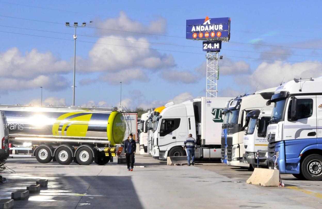 En el Área de Servicio del Polígono Industrial del Guadiel llegaron a acumularse 340 camiones. 