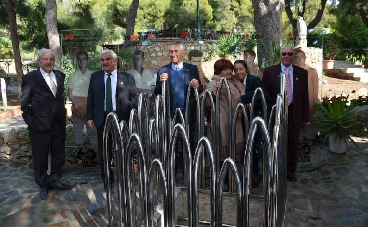 Los descubridores y la viuda de Miguel Barbero, en la conmemoración del 60 aniversario en 2019. 