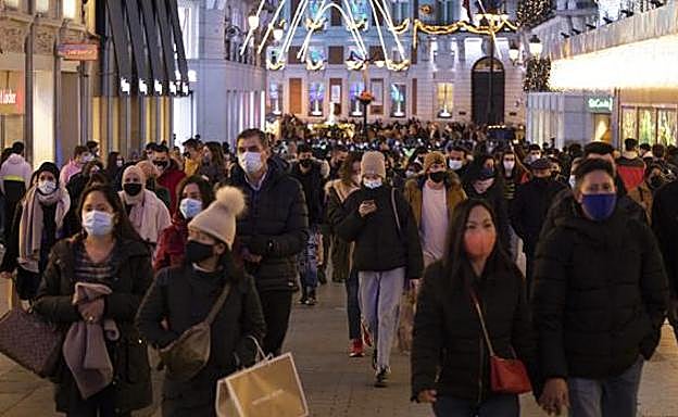 Ambiente en una de las calles comerciales de Madrid esta Navidad. 