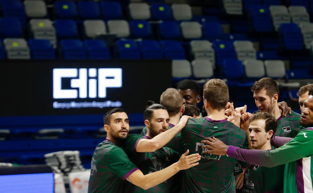Los jugadores del Unicaja hacen piña antes del comienzo del partido ante el Baskonia. 
