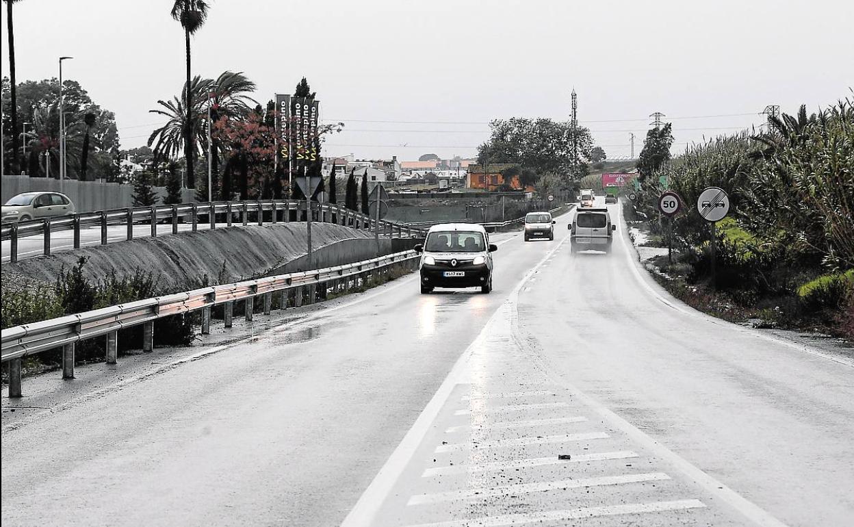 El tramo junto a los suelos de Intelhorce y el Tarajal solo dispone de un carril por sentido. 