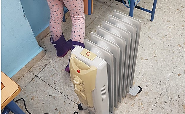Un radiador para calentar un aula en un colegio de Estepona. 