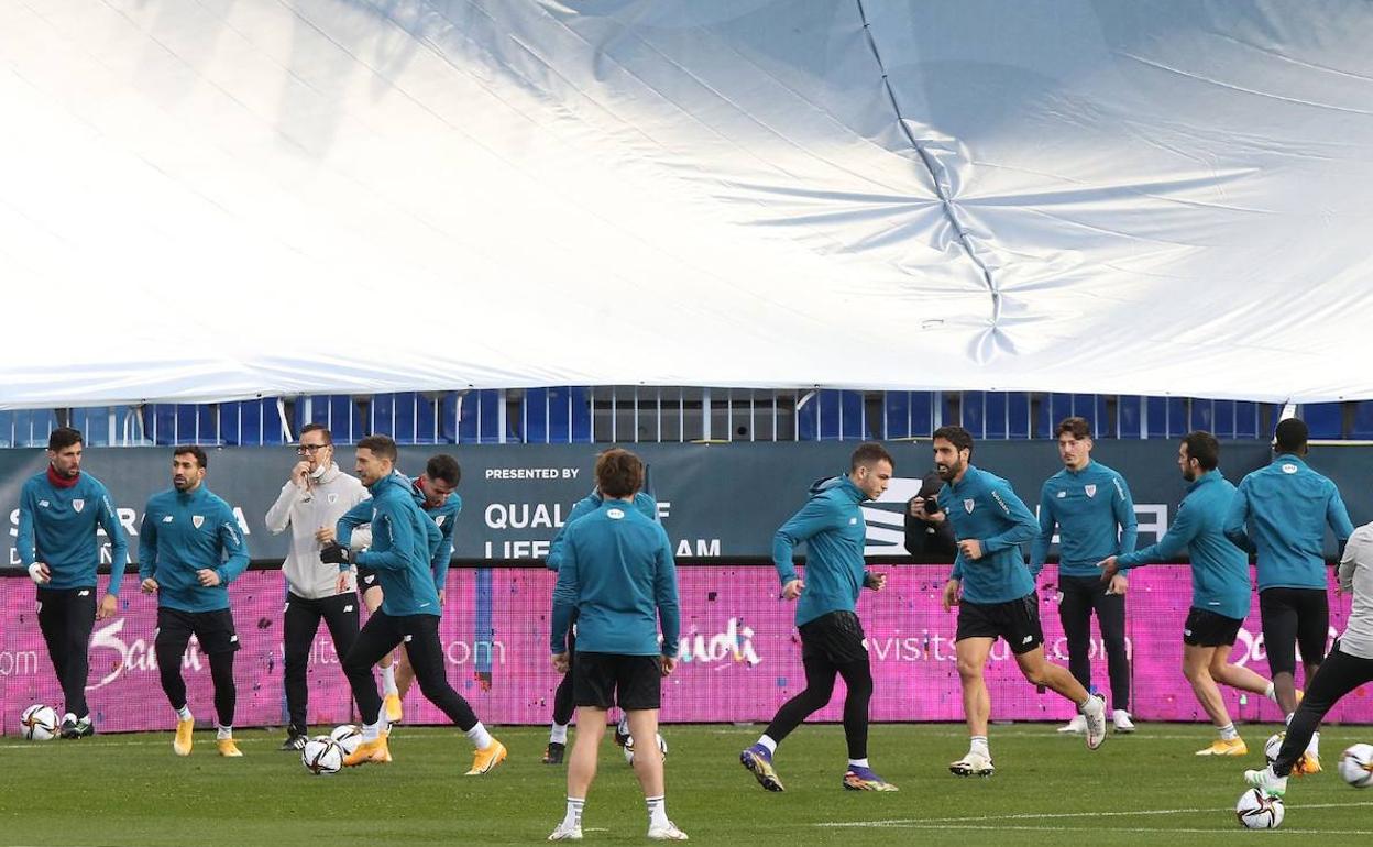 El Athletic, durante su entrenamiento esta tarde en La Rosaleda.