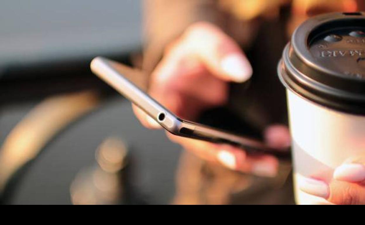 ¿Está obligado el trabajador a facilitar su correo y teléfono personales a la empresa?